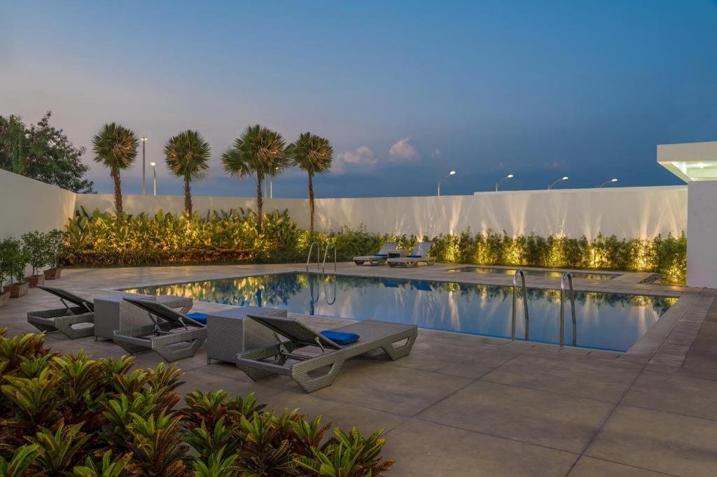 Park Inn by Radisson Clark Swimming Pool