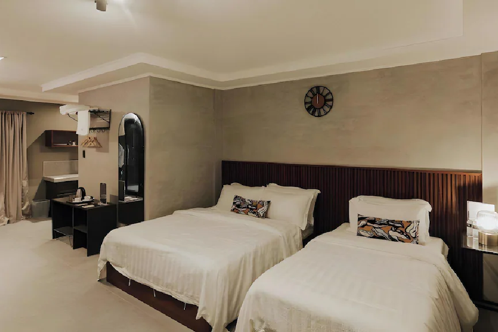 Townhouse Oak Grey Hotel Near Clark International Airport