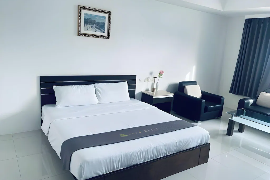 Townhouse Oak Vera Hotel Near Clark International Airport